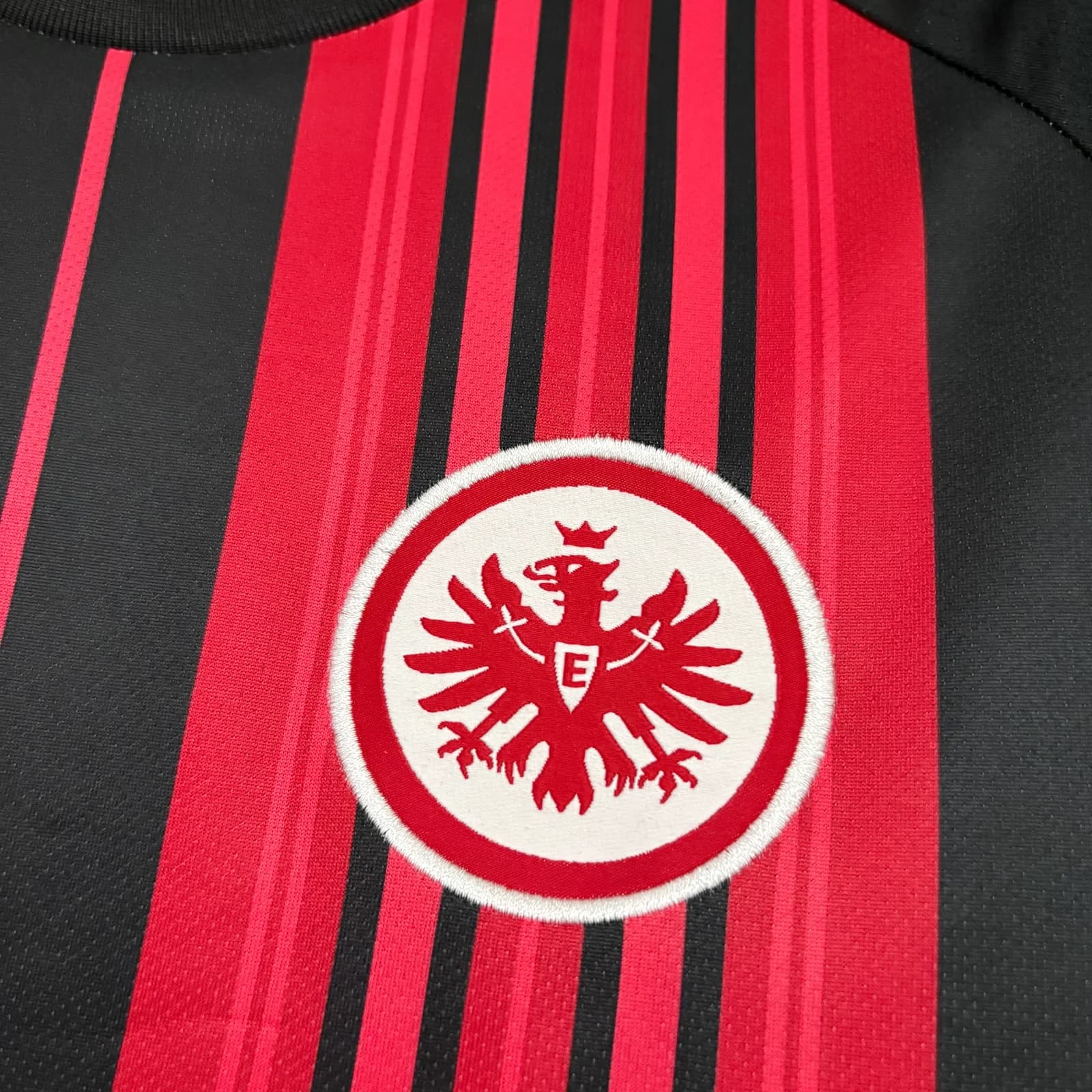Camisa Eintracht Frankfurt 26/27 Torcedor Casa — Eintracht Frankfurt (foto 2)
