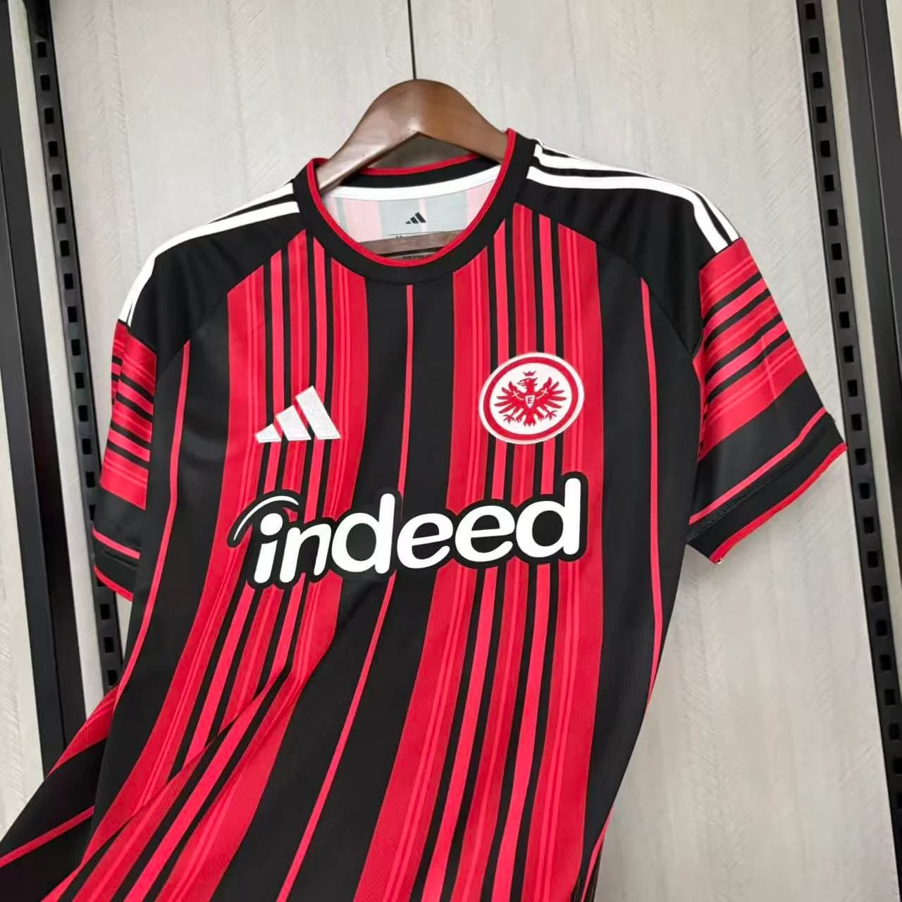 Camisa Eintracht Frankfurt 26/27 Torcedor Casa — Eintracht Frankfurt (foto 4)